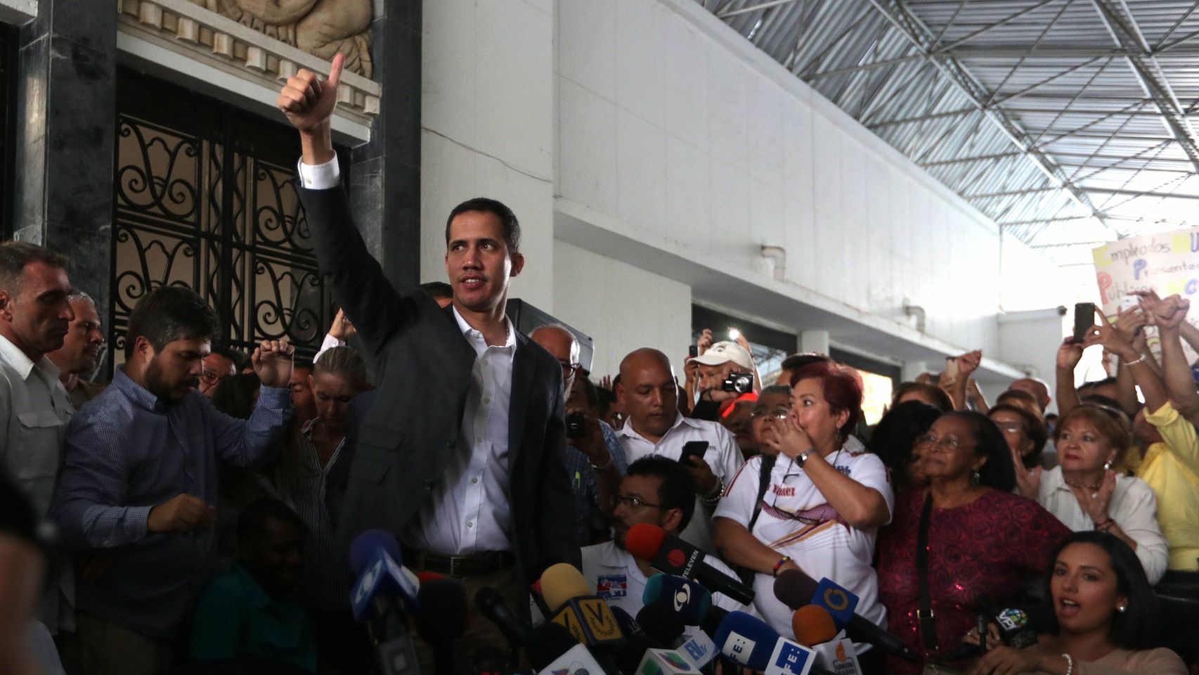 Guaidó durante una rueda de prensa este martes