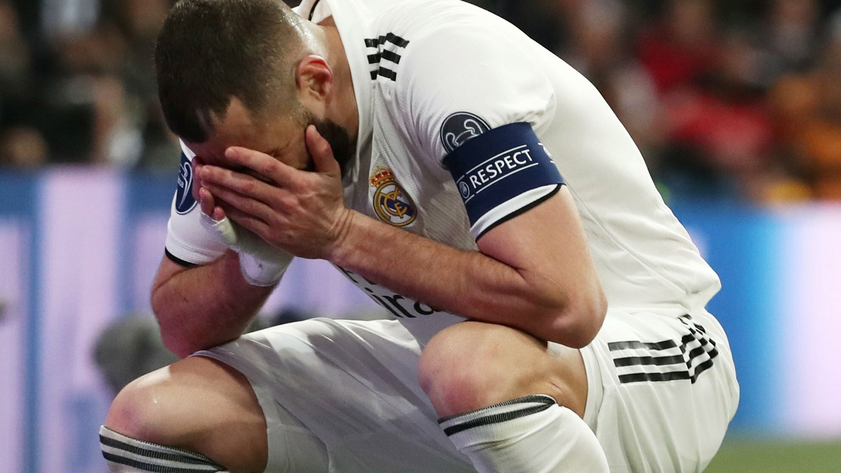 Karim Benzema se lamenta tras caer eliminado contra el Ajax