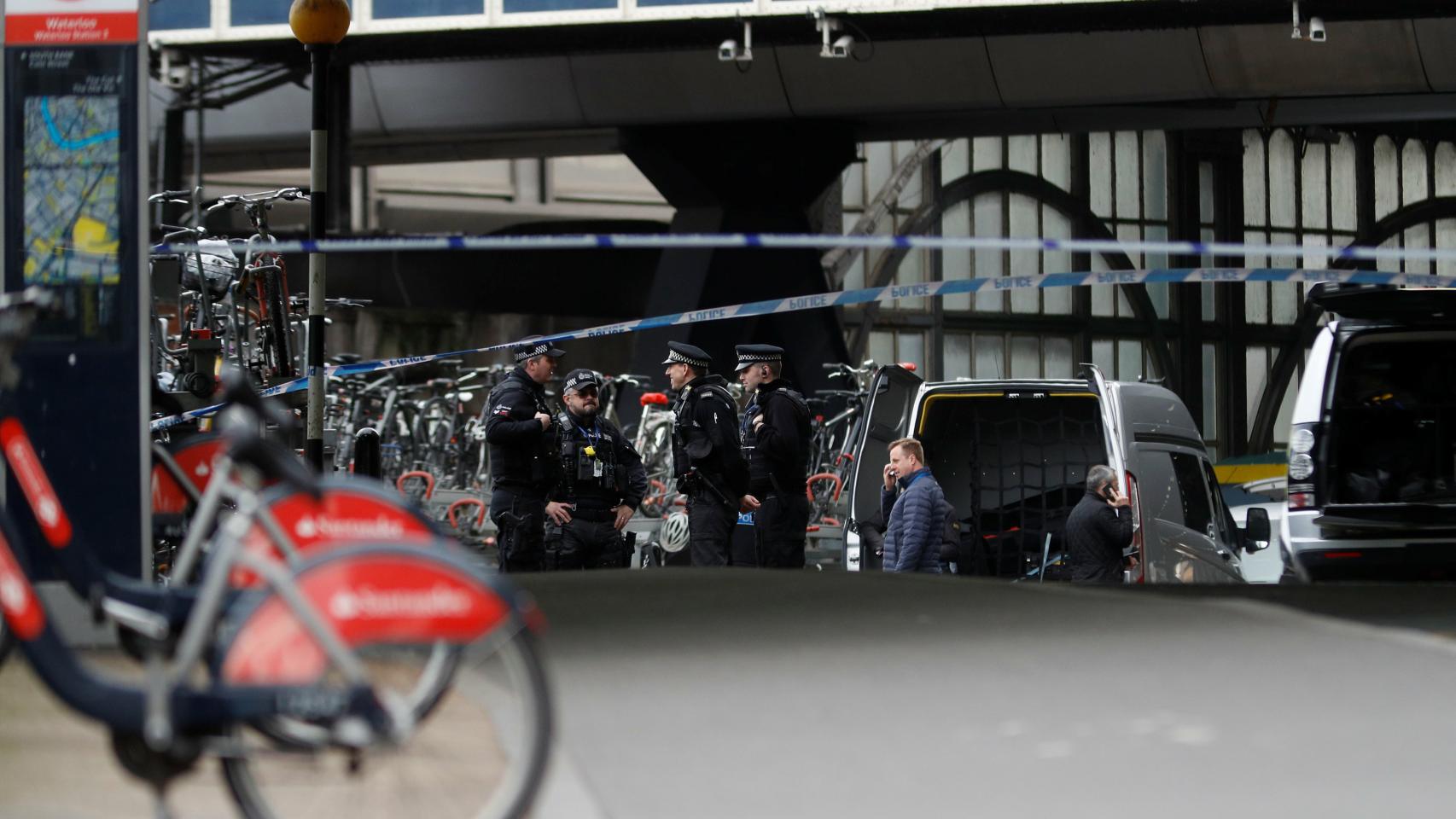 Las autoridades investigan la estación de tren de Waterloo en Londres.
