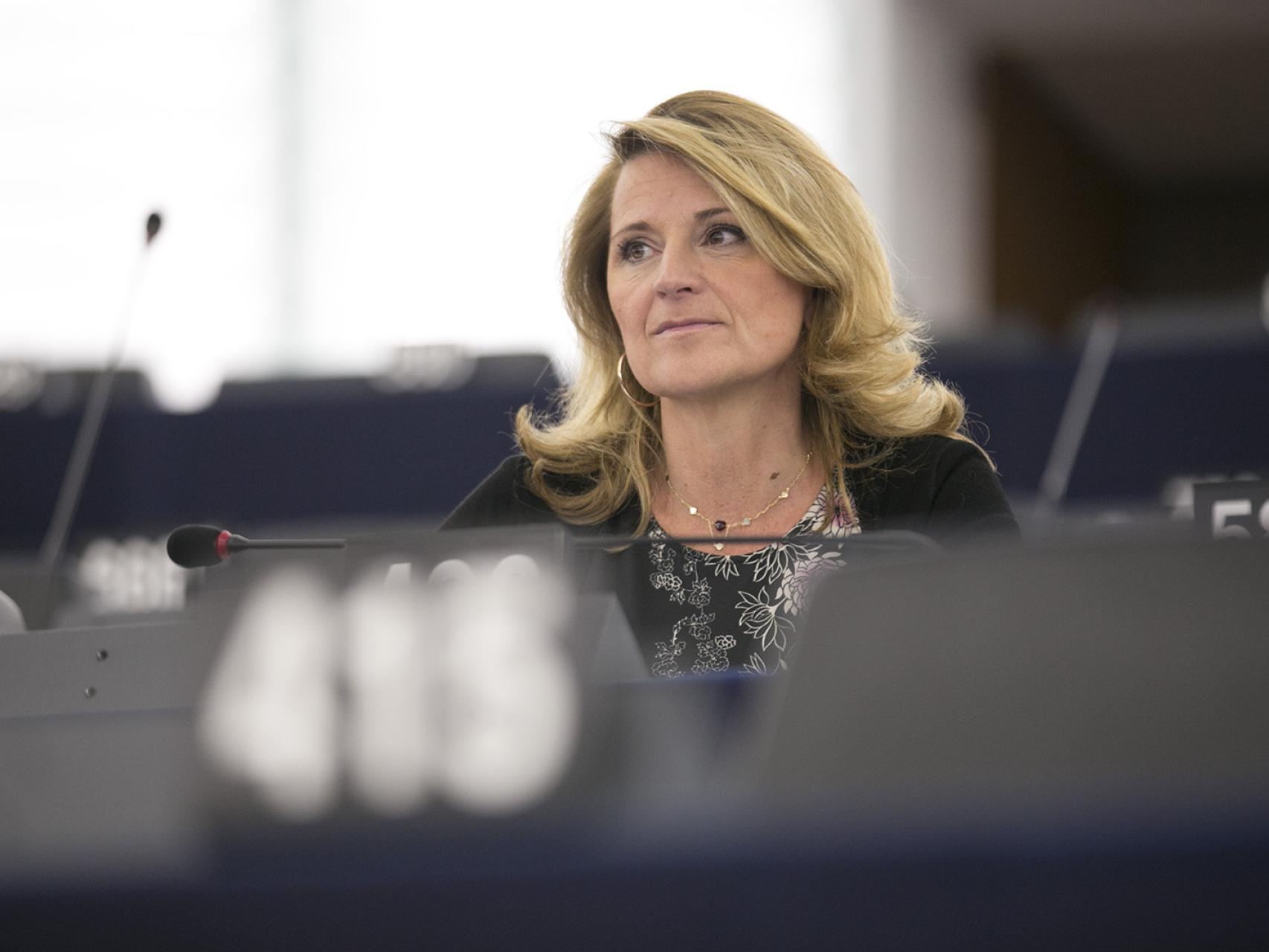 Rosa Estarás en su escaño en el Parlamento europeo
