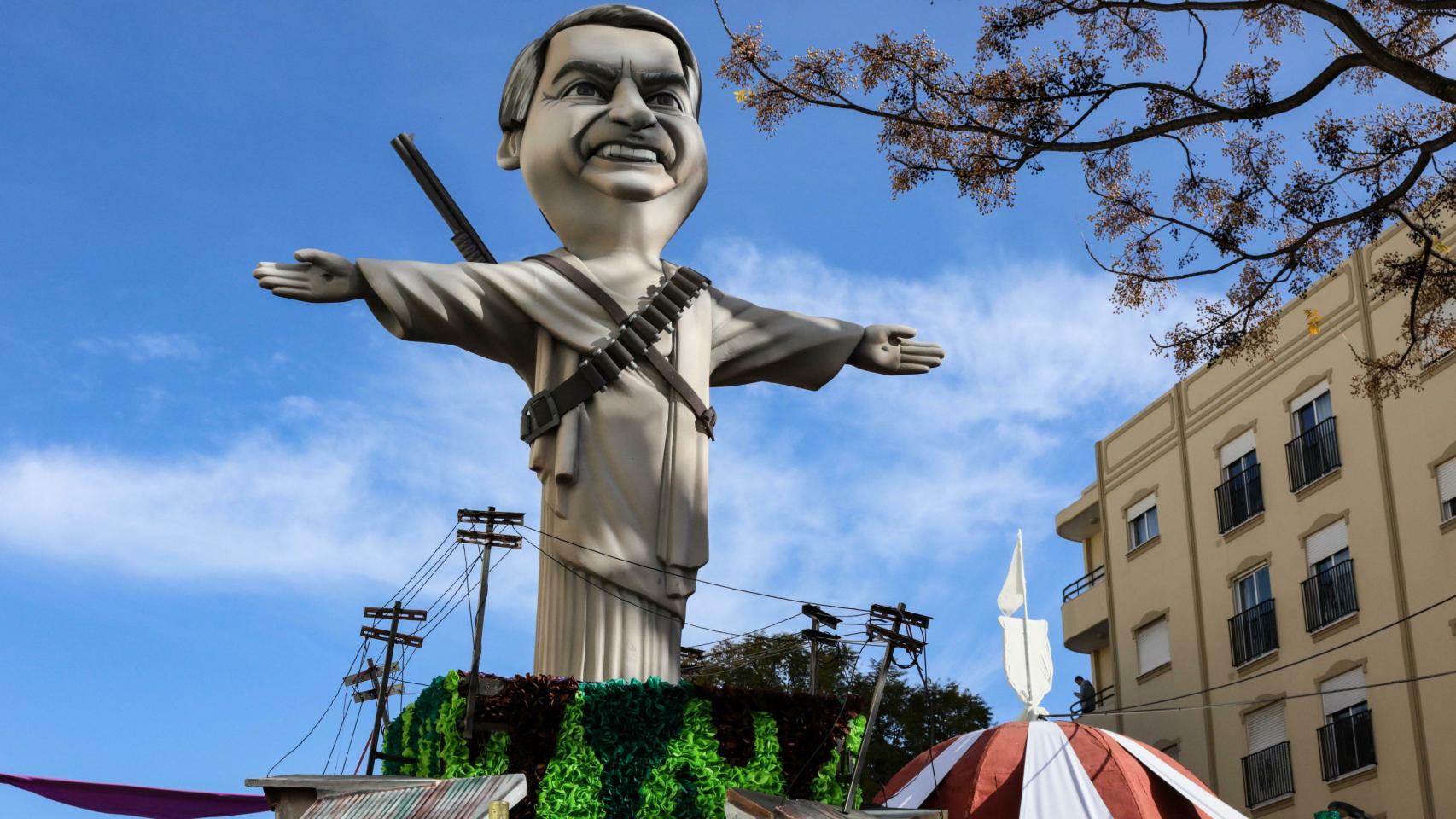 Una figura de Bolsonaro en un desfile.
