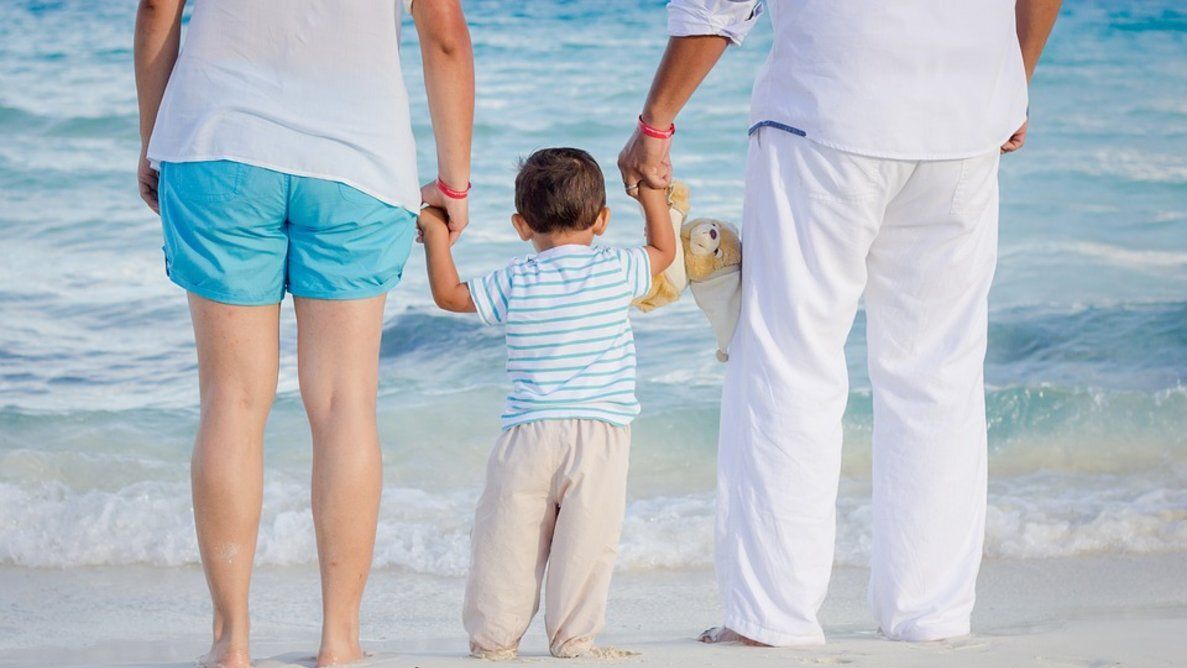 familia padres-playa