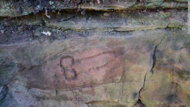 Una inscripción fálica en el Muro de Adriano.