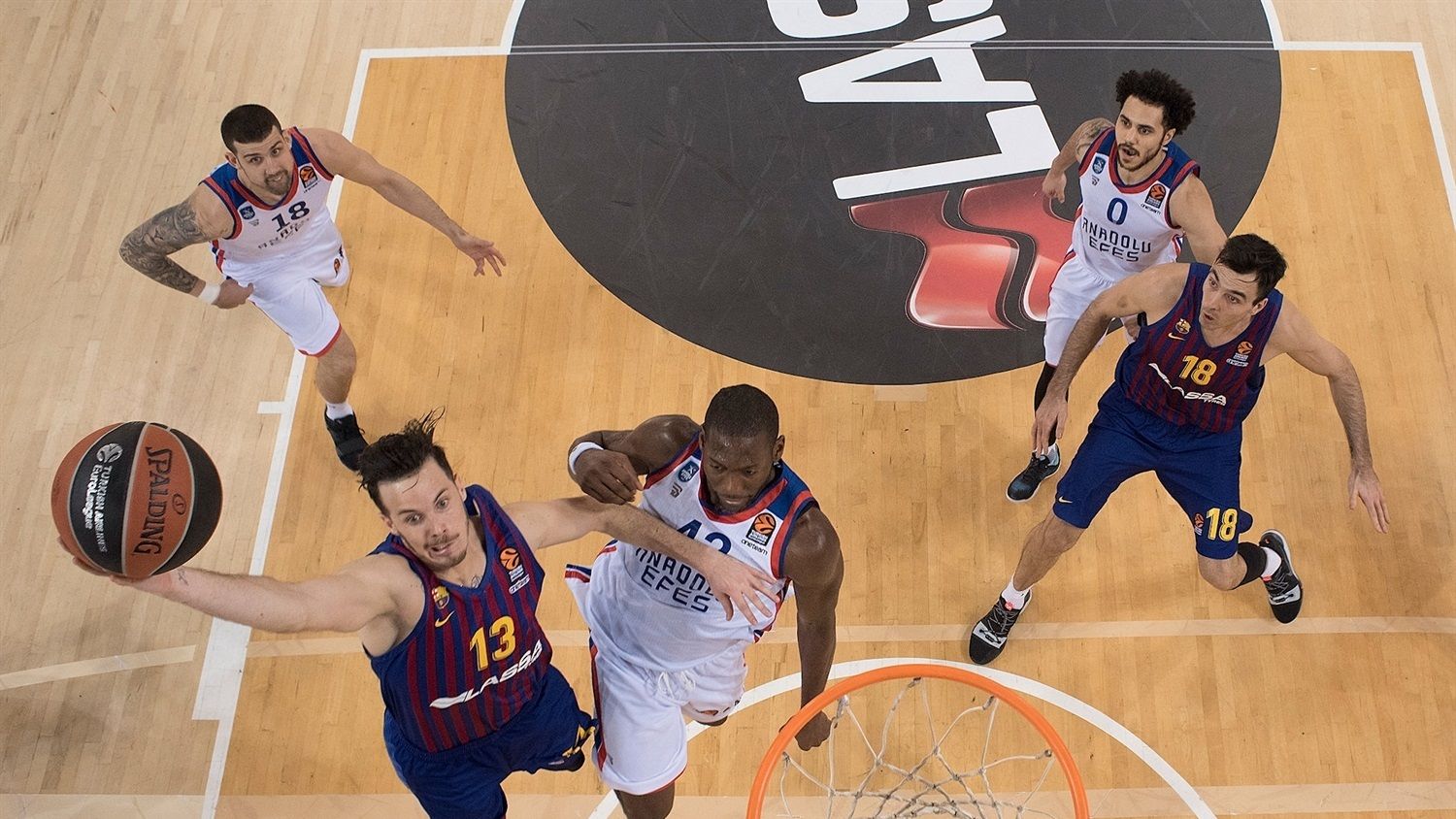 Heurtel intenta anotar contra el Efes. Foto: euroleague.net