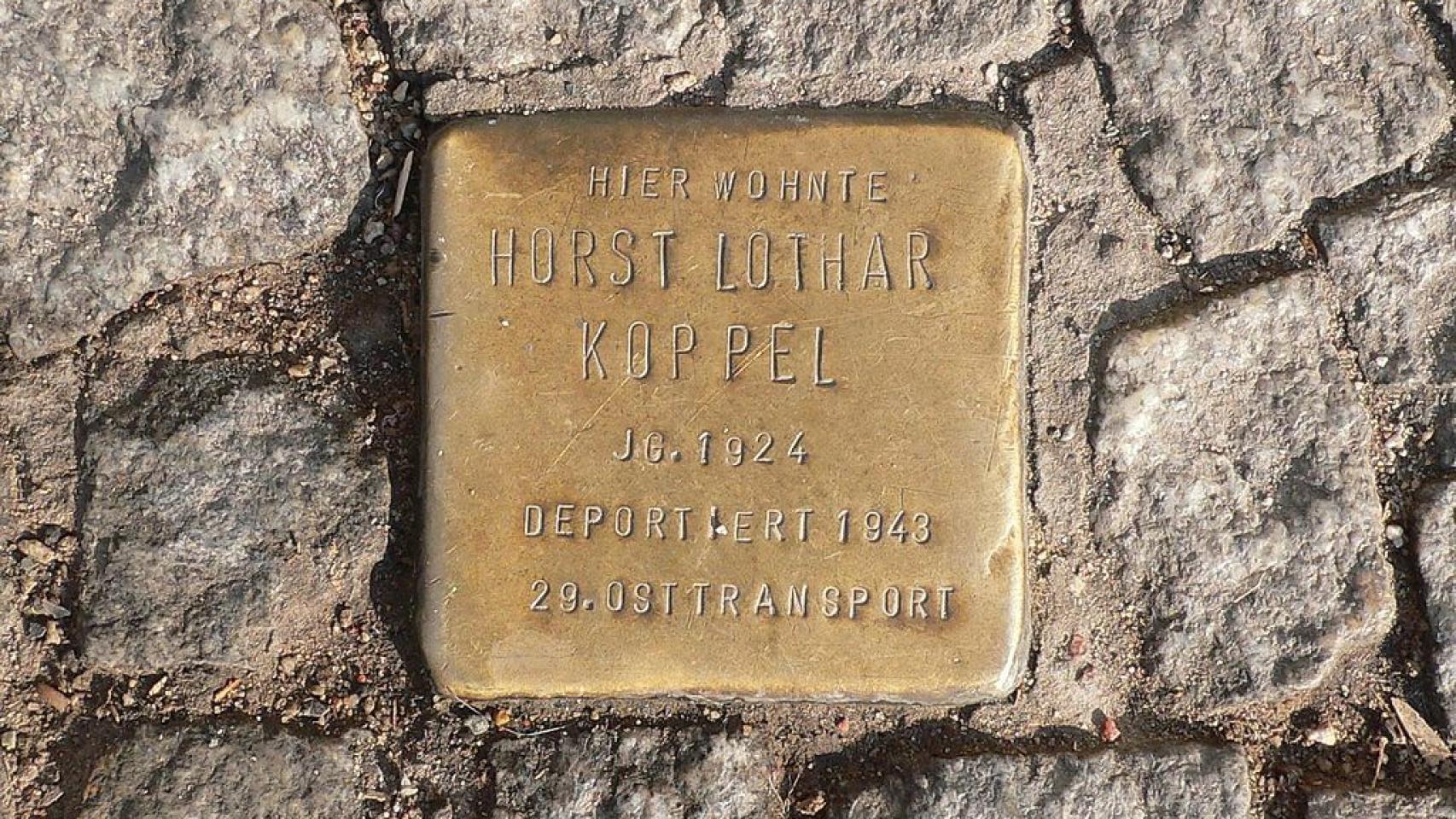 Un 'stolpersteine' de Berlín; las placas de San Sebastián también se colocarán en el suelo.
