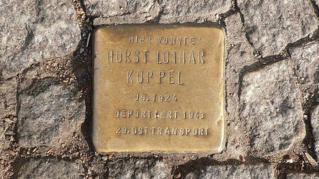 Un 'stolpersteine' de Berlín; las placas de San Sebastián también se colocarán en el suelo.