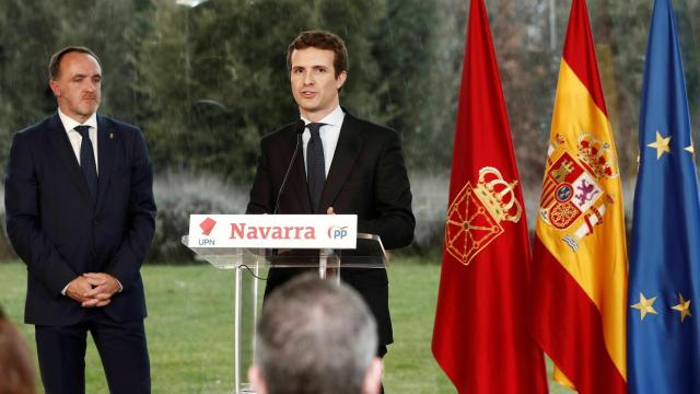 Los presidentes de UPN y del PP, Javier Esparza (i) y Pablo Casado, en Pamplona.