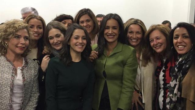 Varias dirigentes de Ciudadanos, antes de un acto de campaña.