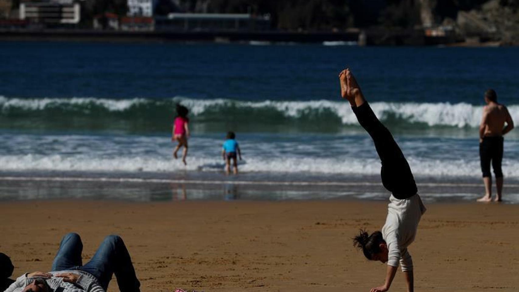 Día soleado en San Sebastián. EFE/Javier Etxezarreta.