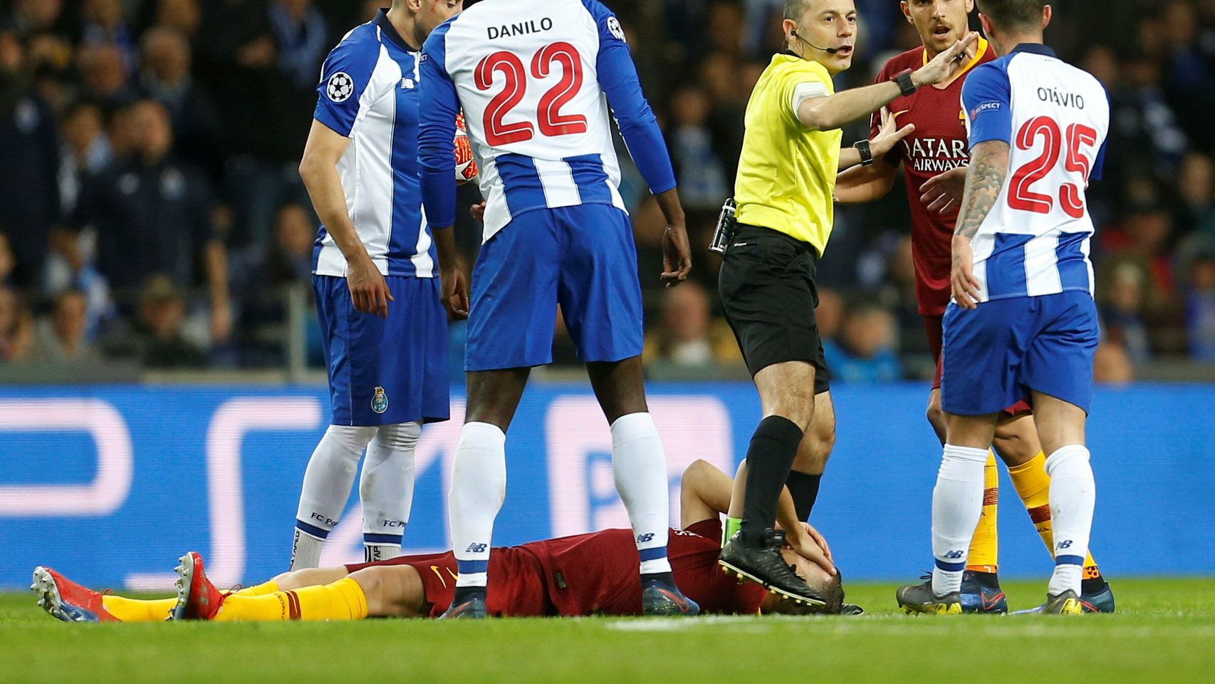 Dzeko tendido sobre el césped en el partido entre el Oporto y la Roma