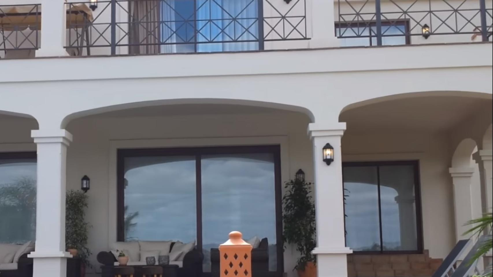 Fachada de la vivienda con balaustrada y doble terraza.
