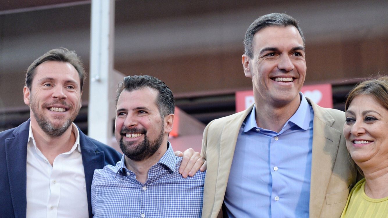 El presidente del Gobierno, Pedro Sánchez junto con Luis Tudanca (2i), Óscar Puente (i) y Teresa López .