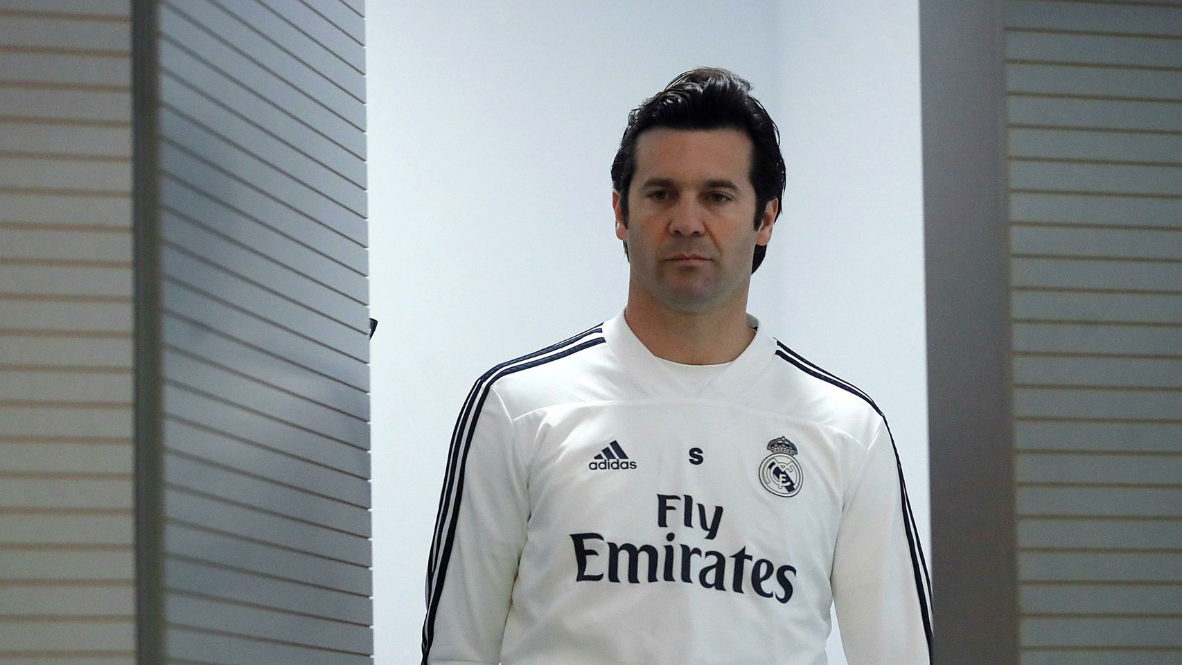 Solari entrando en rueda de prensa
