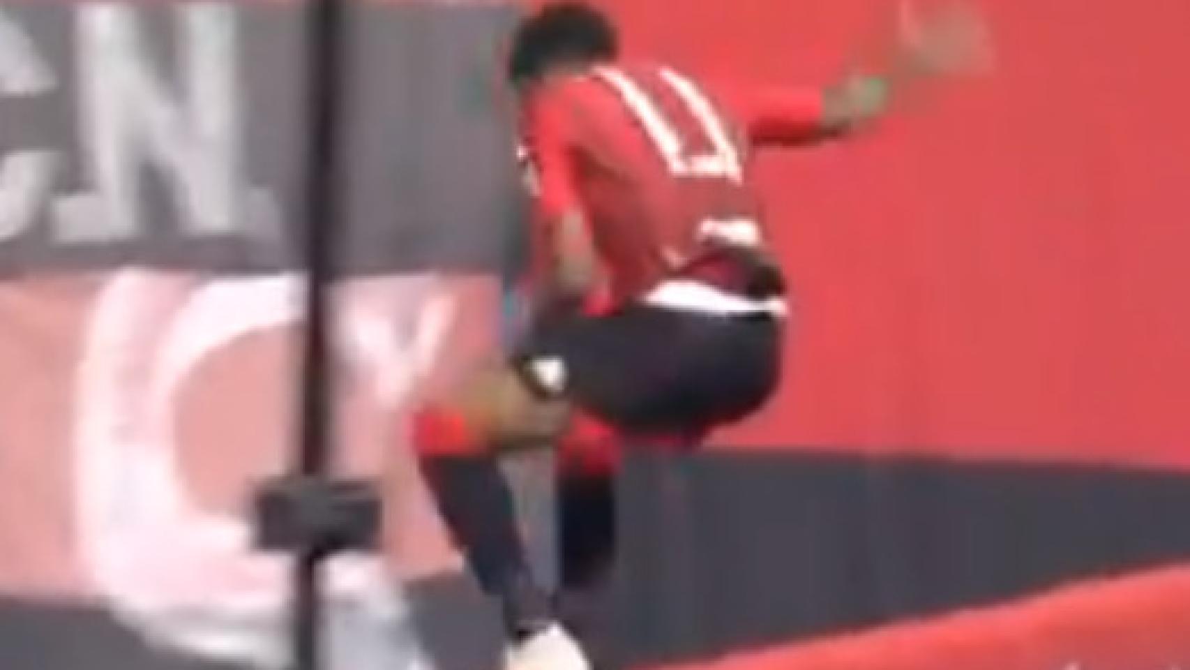 Jugador celebrando un gol tirándose varios metros