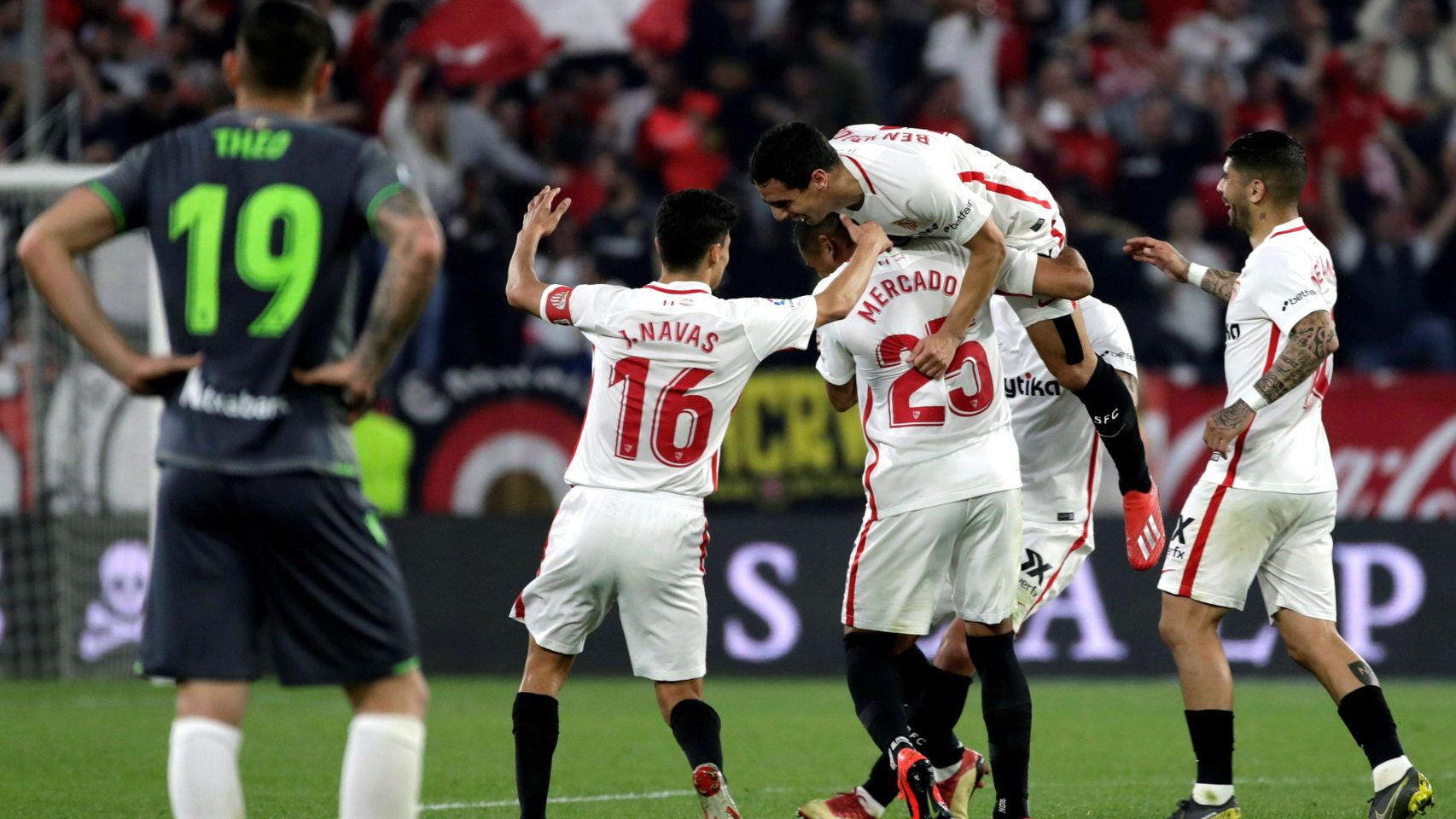 Los jugadores del Sevilla celebran uno de los goles