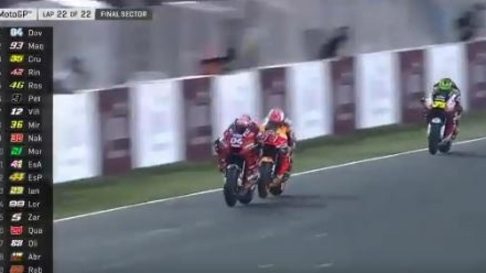 Andrea Dovizioso y Marc Márquez durante la última vuelta en el GP de Catar.