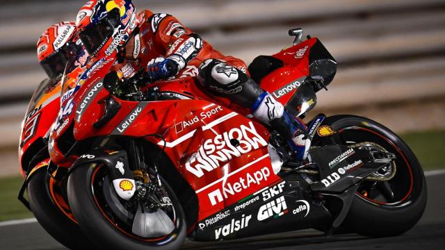 Dovizioso y Márquez, en un momento de la última vuelta de la carrera en el circuito de Losail.