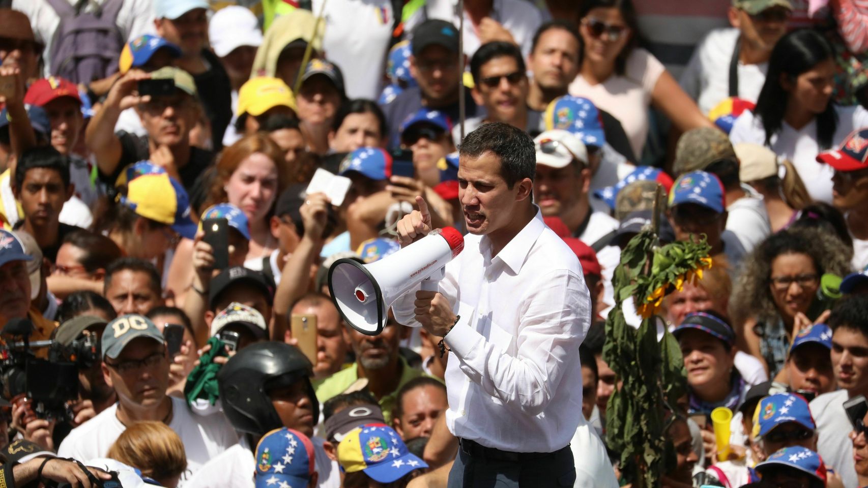 Guaidó habla a sus simpatizantes durante la manifestación de este sábado en Caracas