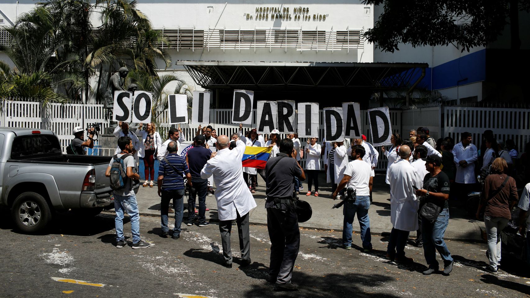 Sanitarios se manifiestan frente a un hospital durante el apagón