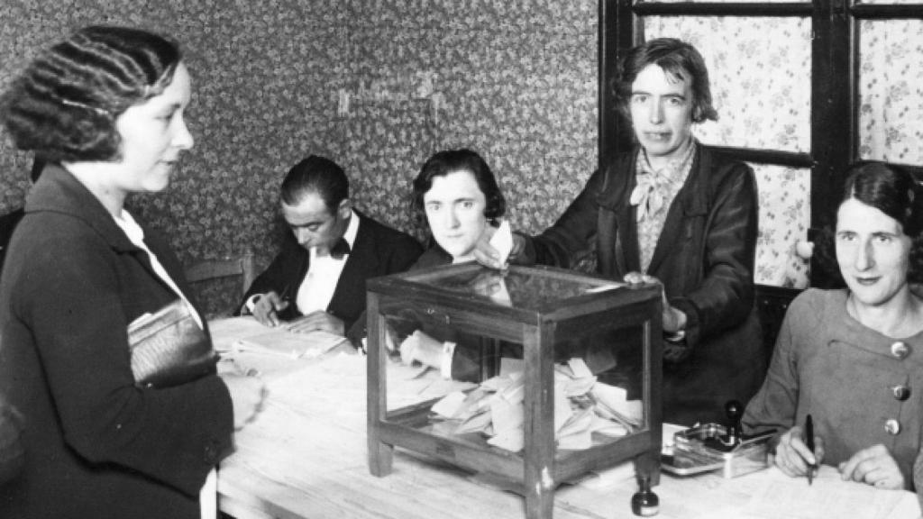 Una mujer vota por primera vez en un colegio electoral de Sarriá (Barcelona) durante las elecciones de 1933.