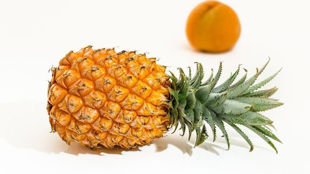 Comer piña sin pelarla, la nueva técnica que triunfa