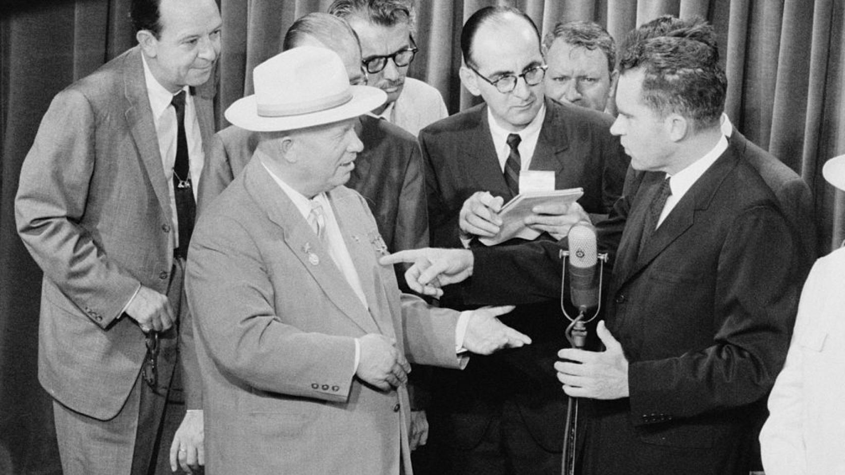 Jruhschov y Nixon en 1959 durante el conocido como 'debate de cocina'.