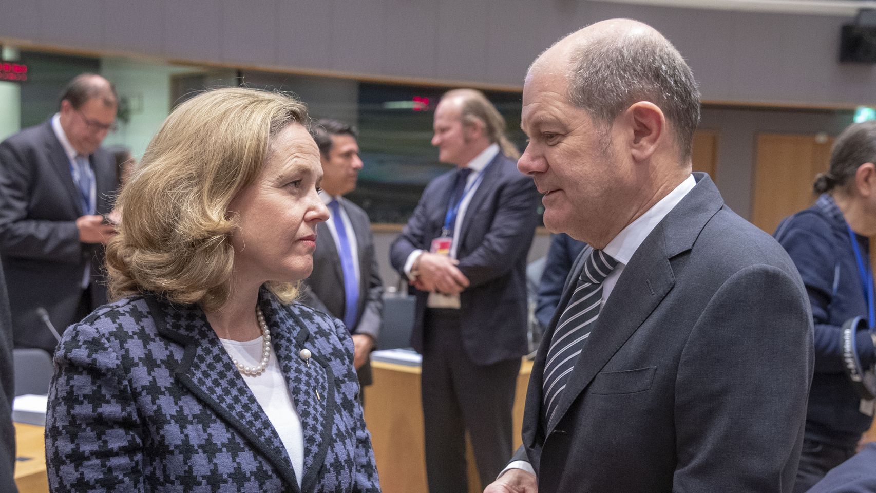 La ministra Calviño dialoga con su homólogo alemán durante el Eurogrupo