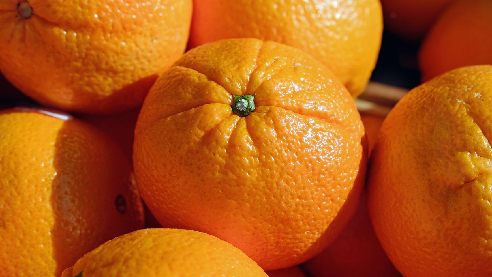 La naranja aporta 53,2 miligramos de vitamina C por 100 gramos.