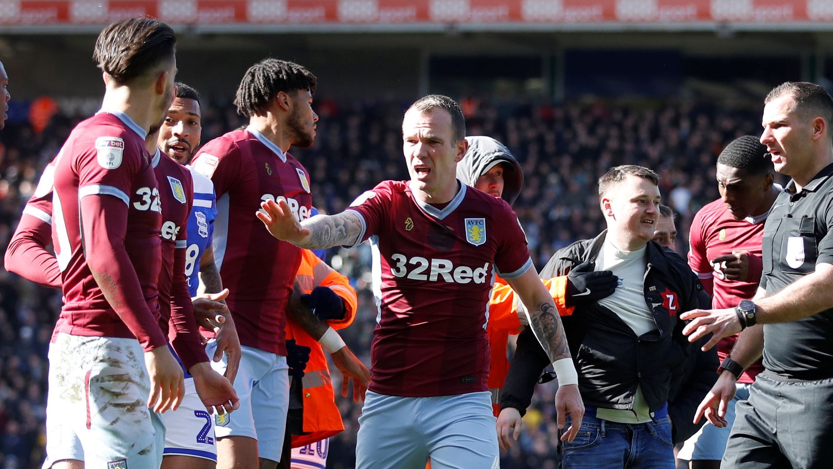 Grealish tras la agresión sufrida en el partido contra el Birmingham