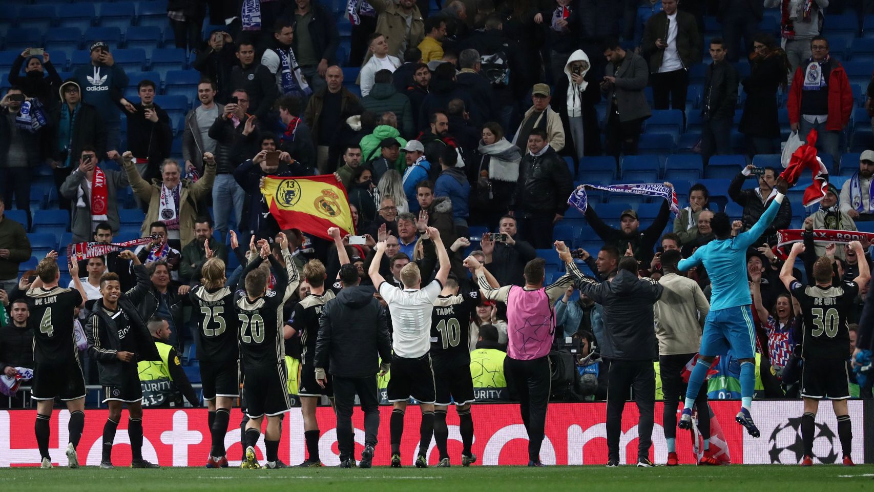 Los jugadores del Ajax celebran la victoria con sus aficionados