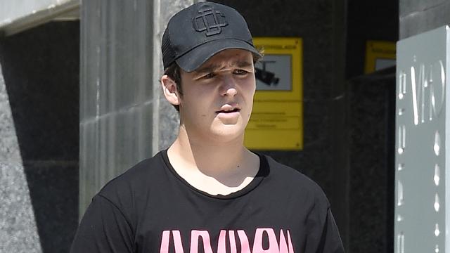 Felipe Juan Froilán, saliendo de la Universidad en Madrid.