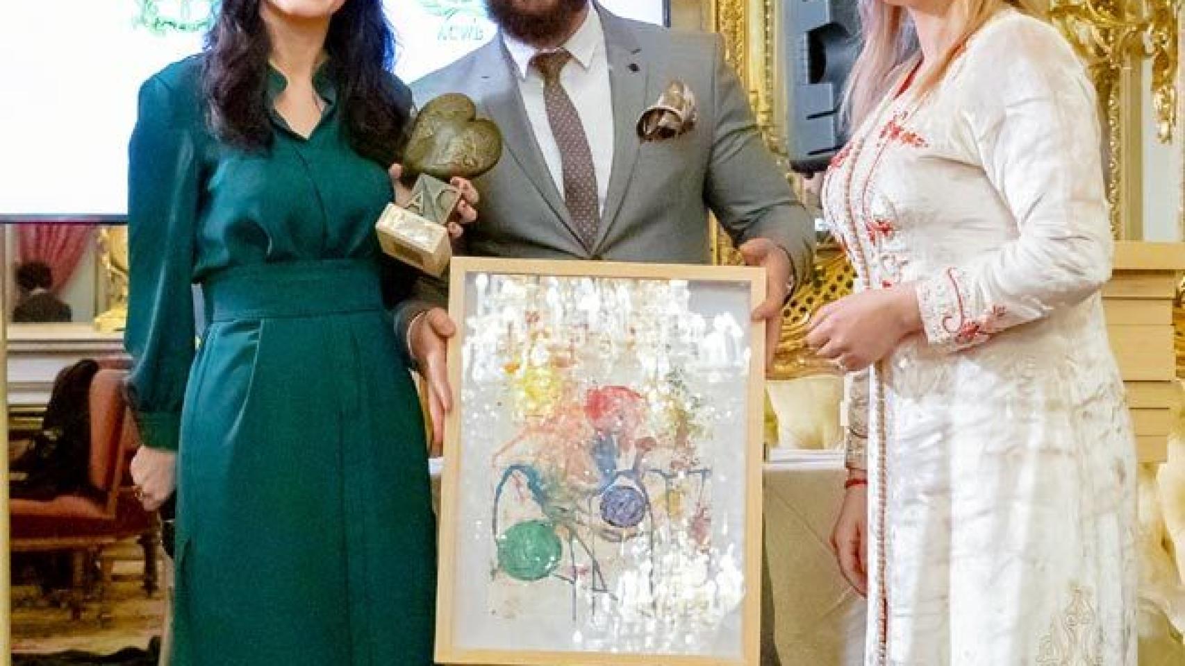 Cruz Sánchez de Lara, consejera de EL ESPAÑOL, recibe su premio de manos de la organizadora Soumaya Akhib.