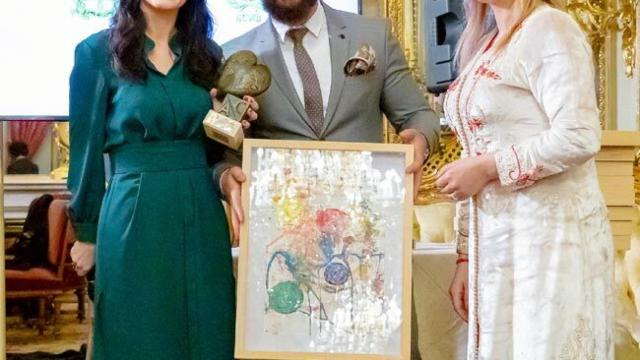 Cruz Sánchez de Lara, consejera de EL ESPAÑOL, recibe su premio de manos de la organizadora Soumaya Akhib.