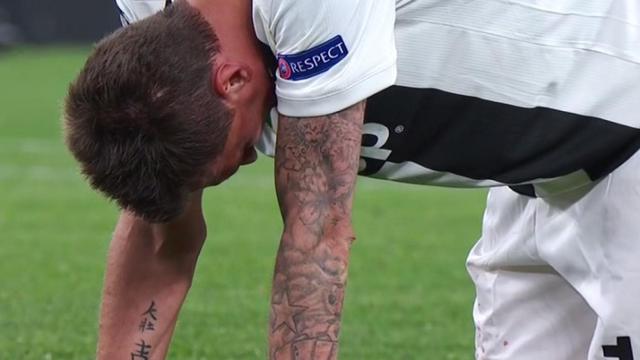 Mandzukic se queja de una fea entrada del Atlético de Madrid. Foto: Twitter. (@elchiringuitotv)