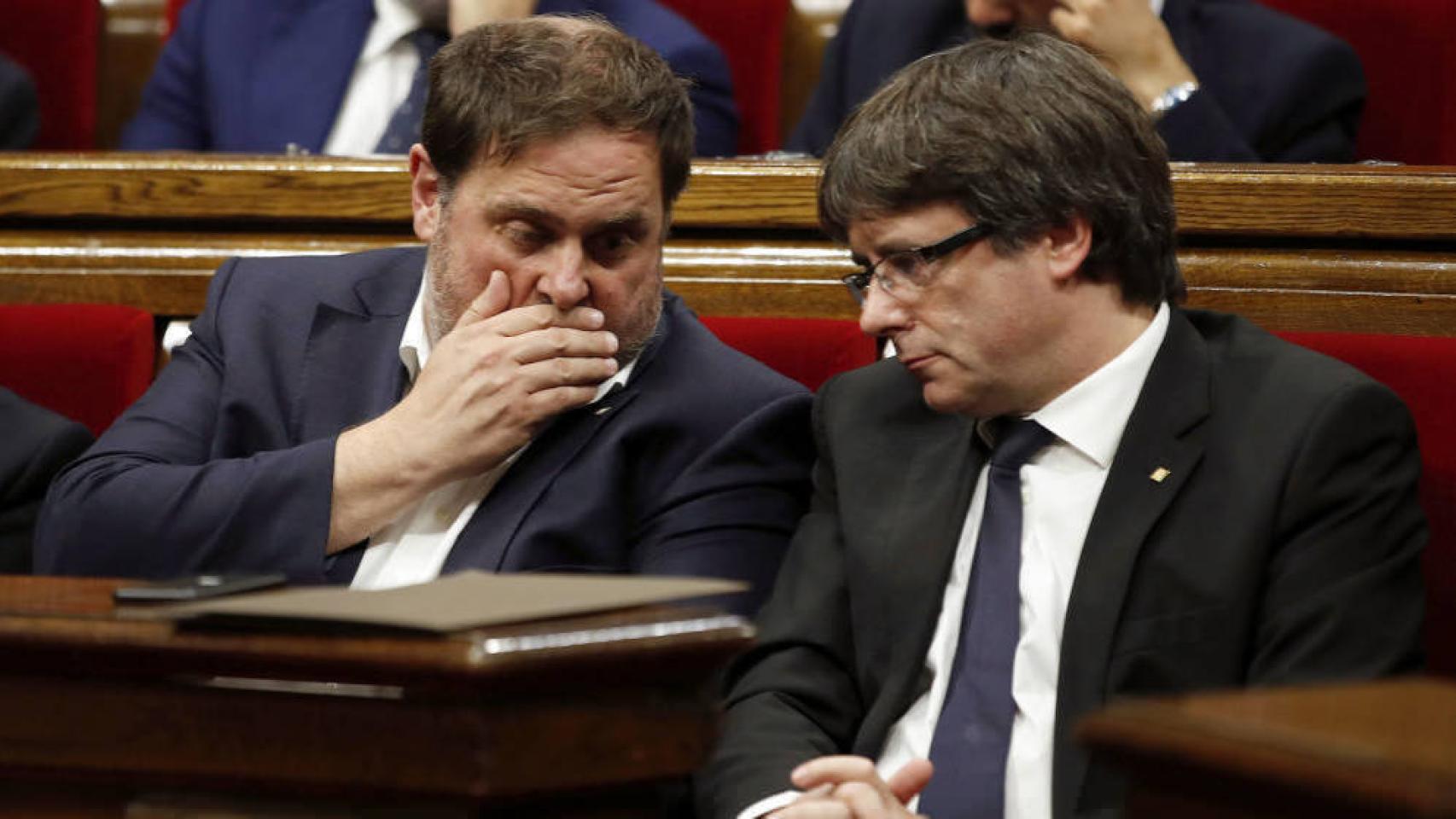 Oriol Junqueras junto a Carles Puigdemont cuando compartían escaño en el Parlamento  catalán.