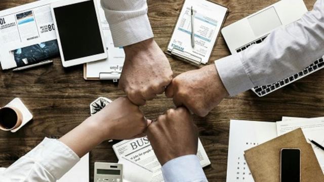 Imagen de archivo de unas manos formando equipo.