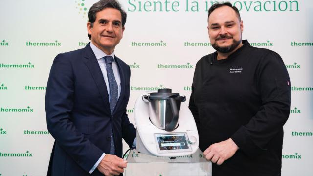 Ignacio Fernández-Simal, director general de Thermomix España, e Isaac Ramos, del equipo de I+D de Thermomix.