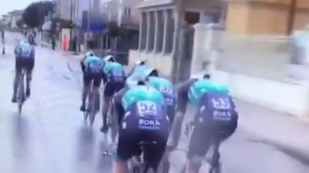 Terrible caída en el Tirreno Adriático: un hombre cruza sin mirar y tira a dos ciclistas