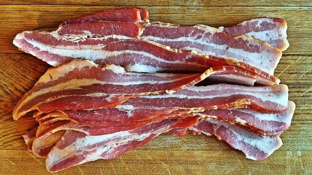 Unos filetes de beicon.