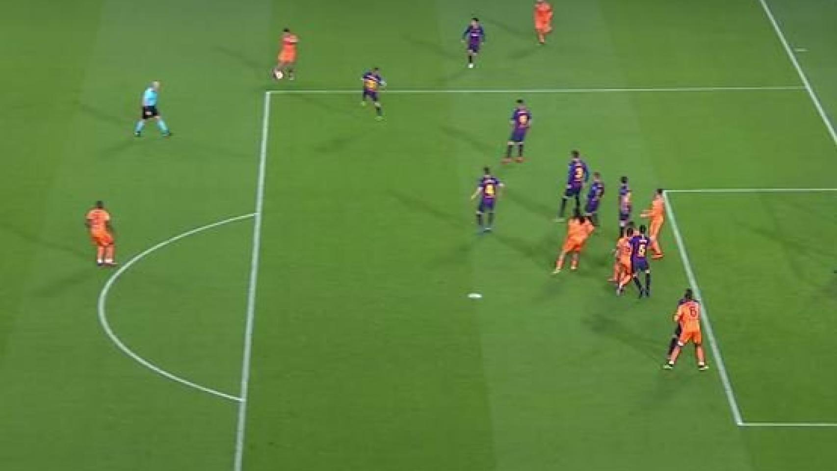 Gol legal del Lyon ante el Barcelona: no hay fuera de juego. Foto: Twitter. (@elchiringuitotv)