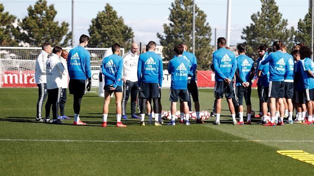 Zidane junto a su cuerpo técnico y jugadores en Valdebebas