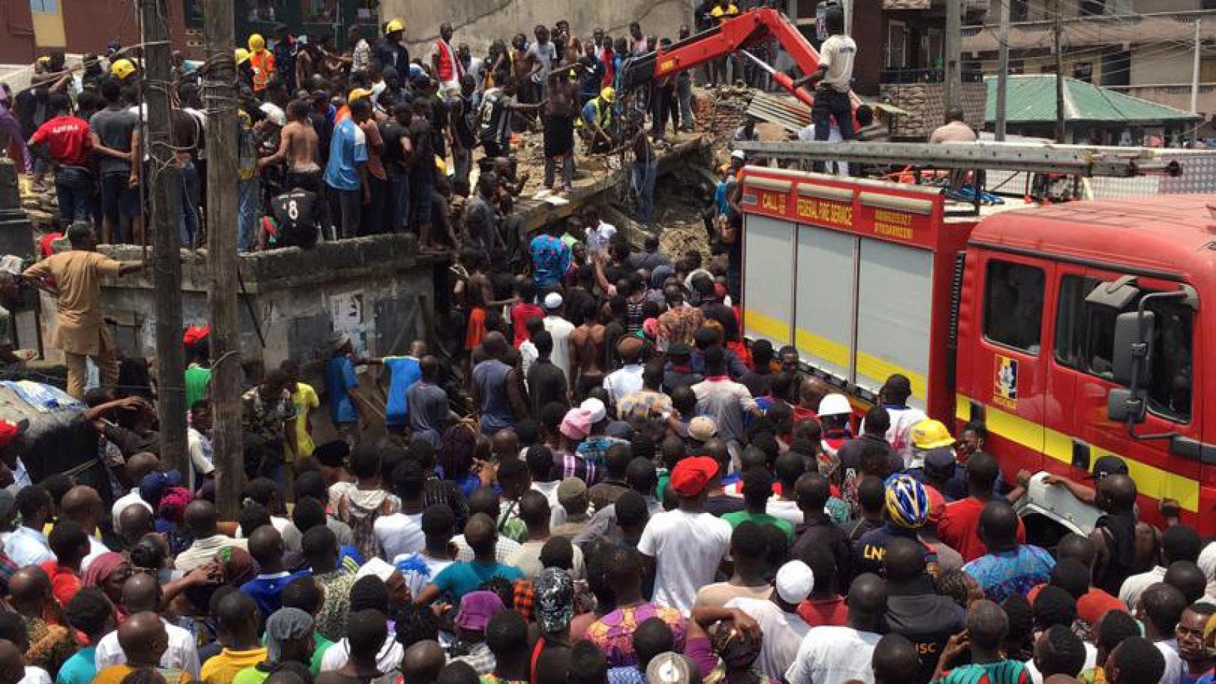 Los equipos de rescate en el colegio derrumbado en Lagos (Nigeria)