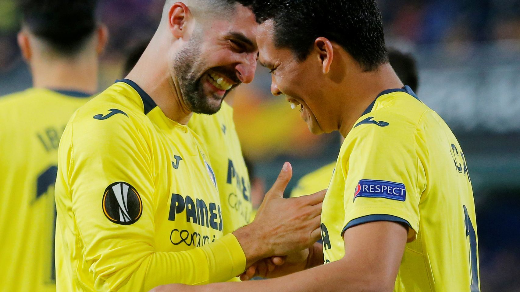 Álvaro González y Bacca celebran un gol en la victoria del Villarreal en la Europa League