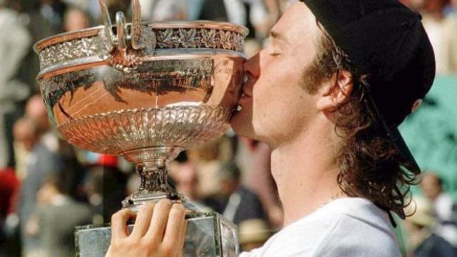 Carlos Moyá celebrando la victoria del Roland Garros