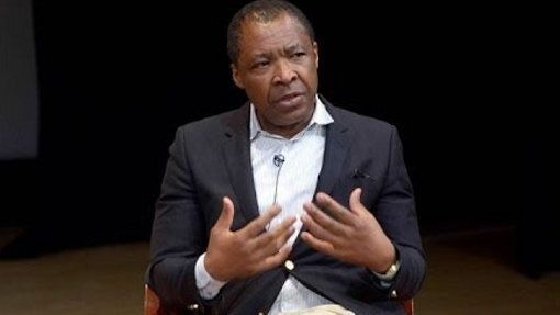 Image: Muere Okwui Enwezor, comisario de la Bienal de Venecia y Documenta