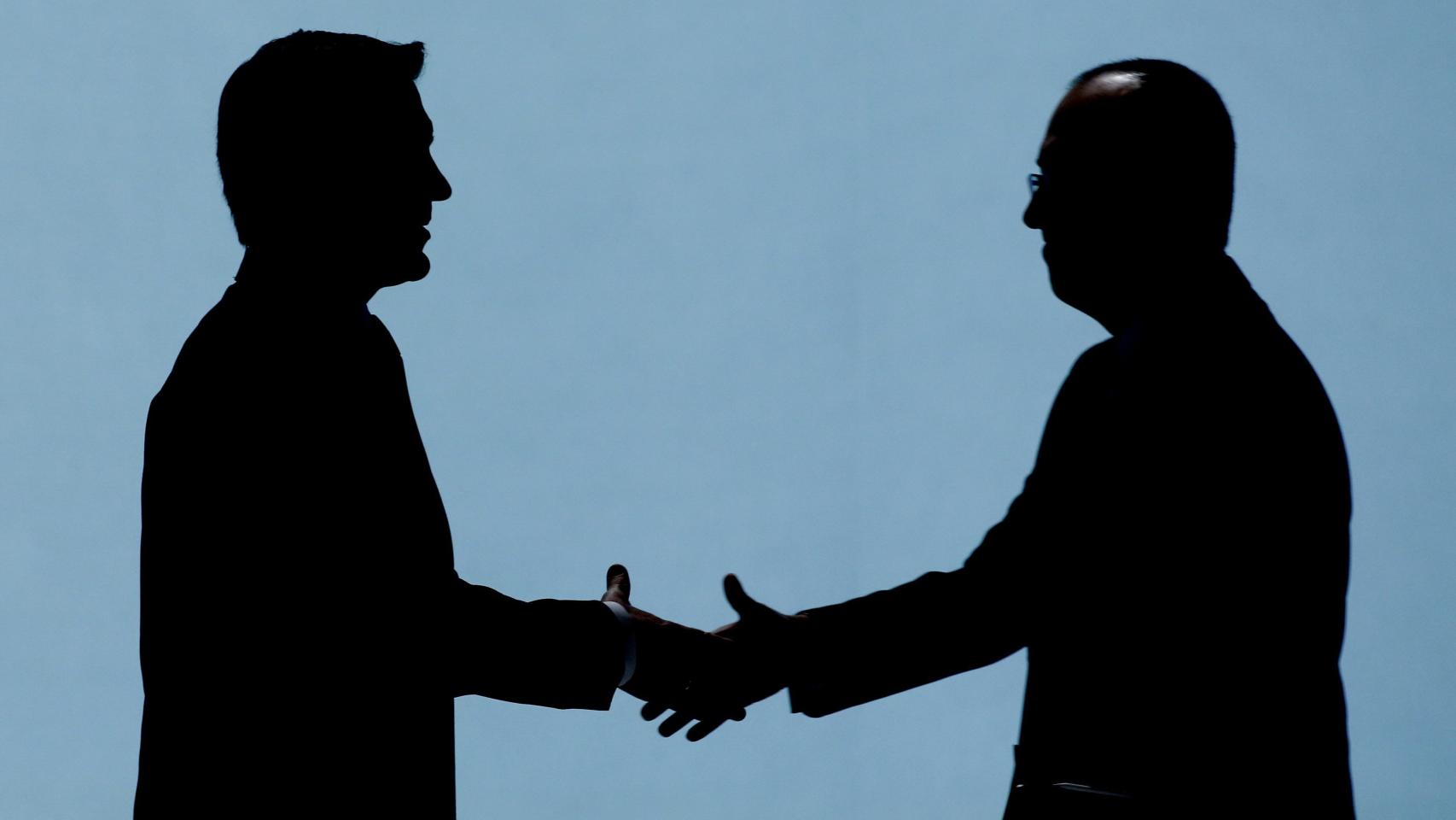 Carlos Torres, presidente del BBVA felicita a Onur Genç, consejero delegado, tras su intervención en la junta de accionistas.