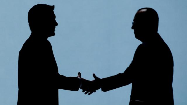 Carlos Torres, presidente del BBVA felicita a Onur Genç, consejero delegado, tras su intervención en la junta de accionistas.