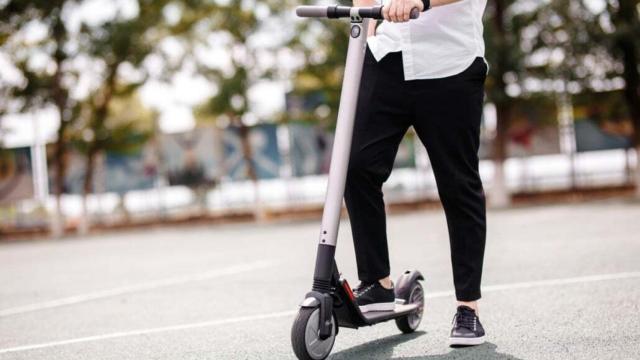 Un patinete eléctrico en las calles de Madrid.