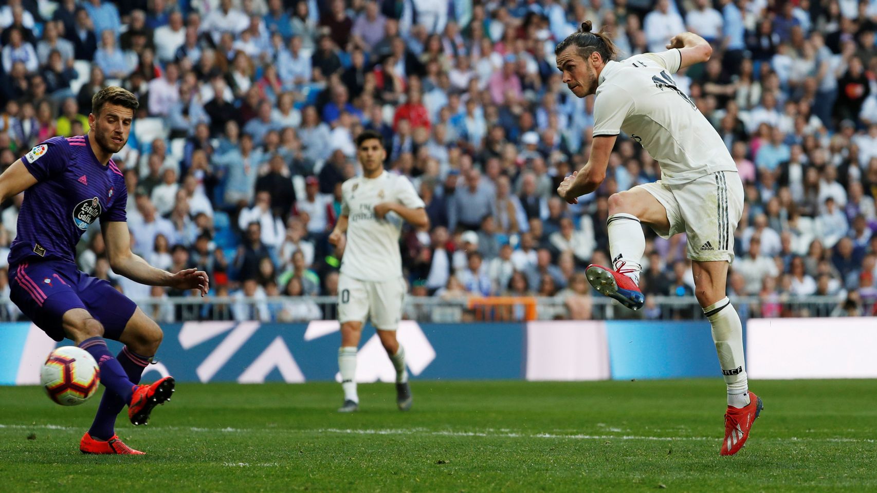 Gareth Bale dispara a portería y anota el segundo gol del Real Madrid al Celta