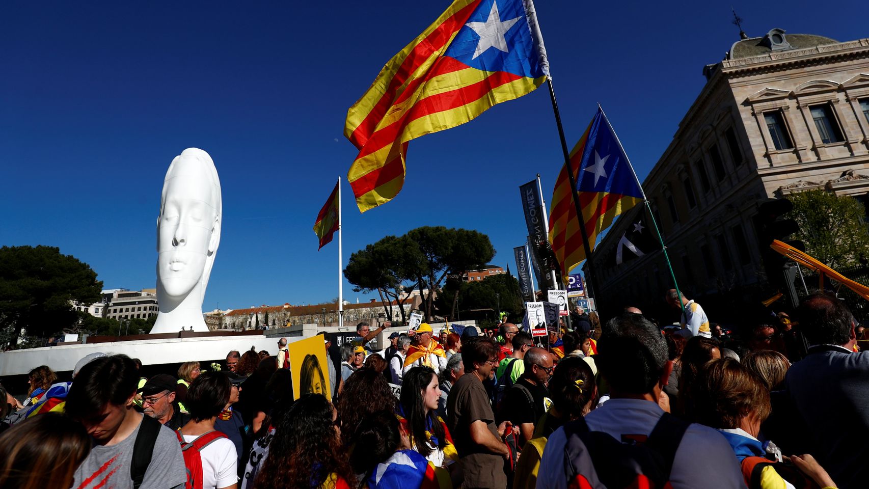 Manifestantes, a su paso por la plaza de Colón de Madrid.